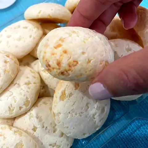 Pan de bono recién horneado